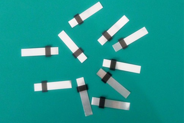 极片极耳切割机，电池生产新助力