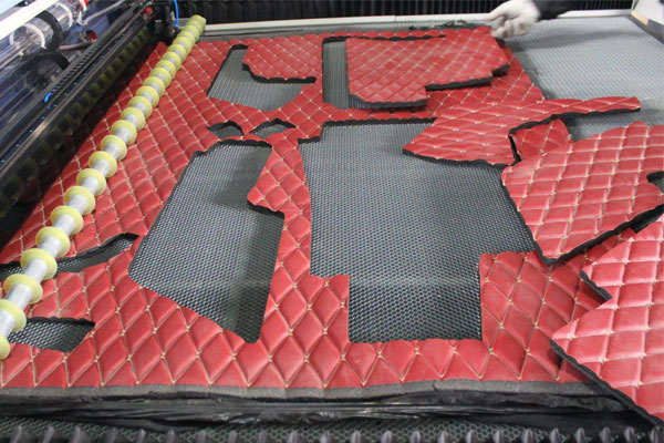 汽车尾箱垫激光裁剪