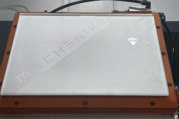 笔记本电脑外壳激光打LOGO,激光镭雕刻字